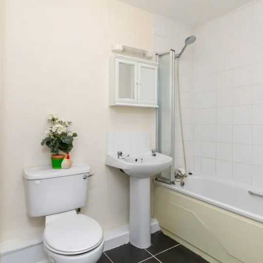 Rooms for rent in a 3-bedroom apartment in Lucan, Dublin - Photo 1