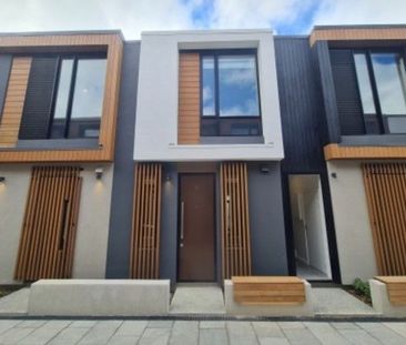 Stylish 2-Bedroom Urban Retreat – Pet-Friendly - Photo 1