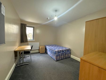 3 Bed Flat, Marsh Street, BS1 - Photo 2
