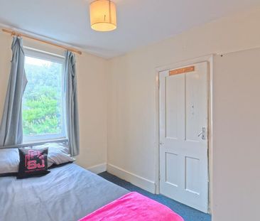 4 bedroom end of terrace house to rent - Photo 2
