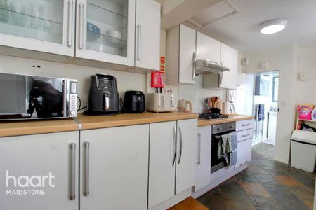 1 bedroom in a house share to rent - Photo 5
