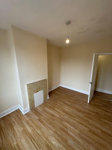 3 bedroom flat to rent - Photo 4