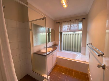Broadwater Beauty!!! Coastal Comfort & Generous Family Living - Photo 5