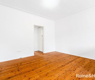 Well-Maintained One-Bedroom Flat in a Convenient Location - Photo 3