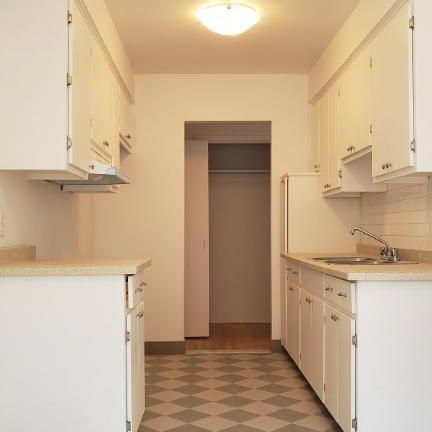 3 1/2 Rénové Chauffé/Eau Chaude/Entrée Laveuse et Sècheuse 1 AVRIL 2026 - Photo 3