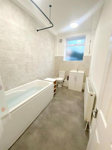 3 bedroom flat to rent - Photo 2