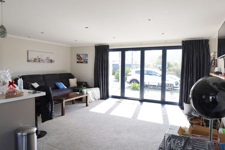 Country Living Made Easy – Sunny Home with Great Outdoor Space - Photo 3