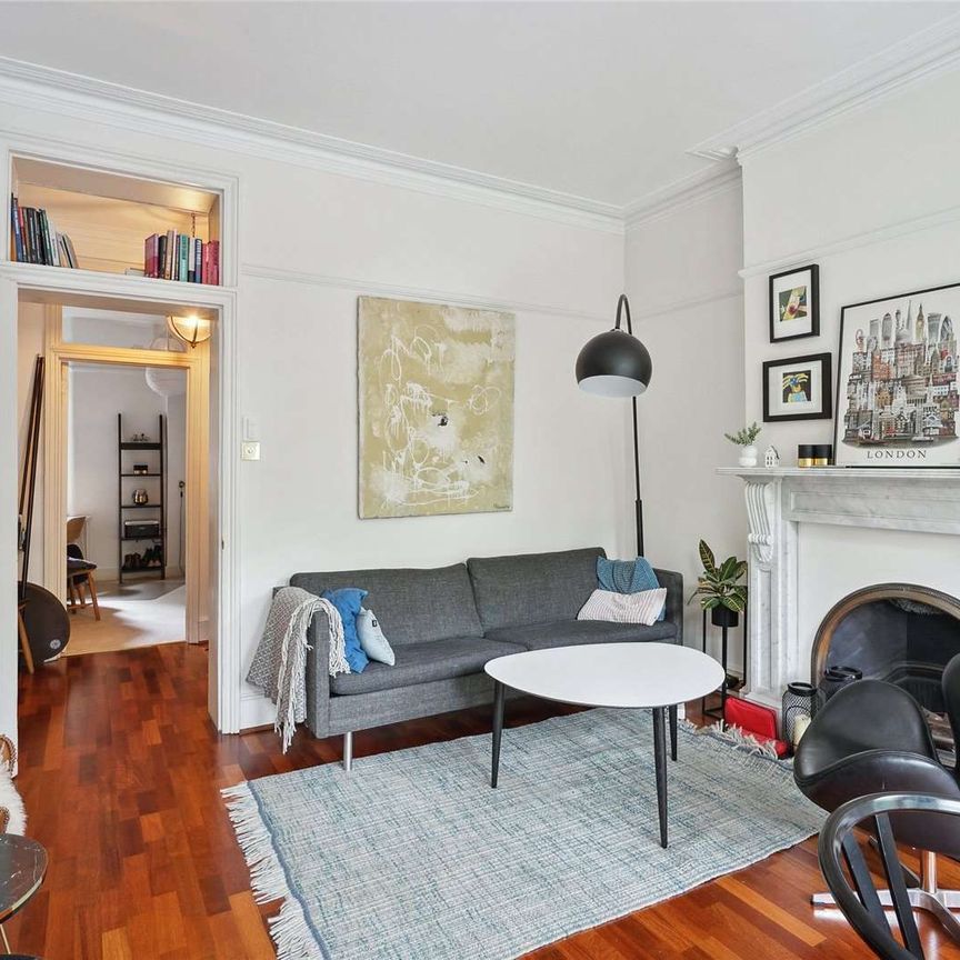 A beautifully presented and charming two bedroom flat on Prince of Wales Drive. - Photo 1