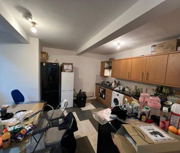 4 bedroom semi-detached house to rent - Photo 6