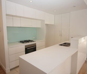 Timber Floors & Water Views - Photo 3