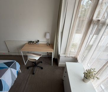 3 Bed Terraced House, Morden Road, SW19 - Photo 2