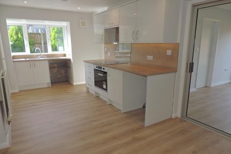 3 bedroom semi-detached house to rent - Photo 2
