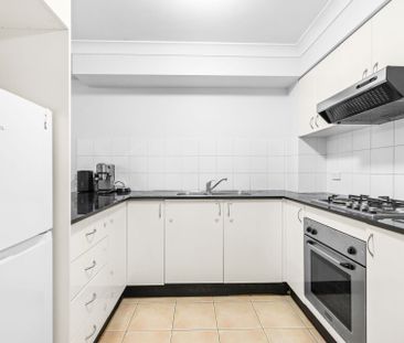 Spacious Ground-Floor Apartment with Oversized Living Area & Entert... - Photo 4