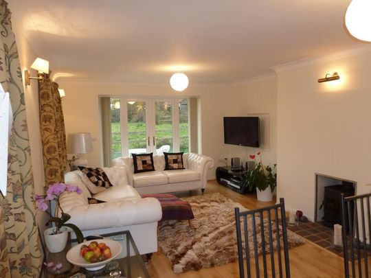 4 bedroom semi-detached bungalow to rent - Photo 1
