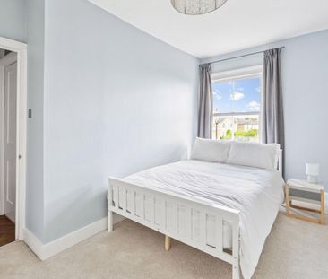 SHORT LET: A beautifully presented two-bedroom split-level apartment, ideally situated on the highly desirable Friars Stile Road in the heart of Richmond. - Photo 6