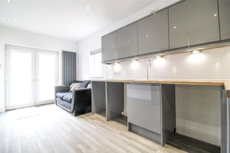 1 bedroom in a house share to rent - Photo 3