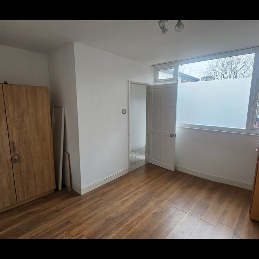3 Bed Terraced House, Linstead Way, SW18 - Photo 1