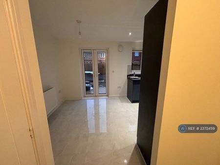 3 bedroom semi-detached house to rent - Photo 2