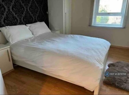 3 bedroom flat to rent - Photo 3