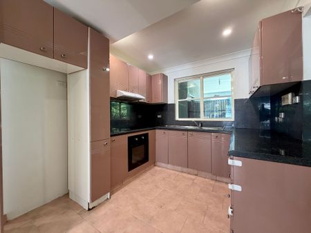 Downstairs Unit in the Heart of Nords Wharf - Photo 4