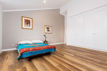 Premium Stylish Apartment with a Short Walk to North Sydney CBD - Photo 4