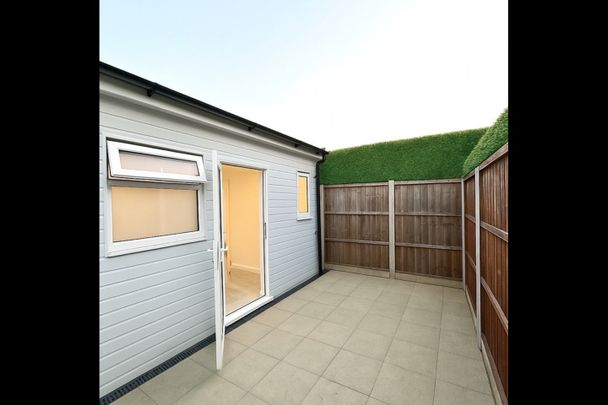 Studio Flat, Park Road, N18 - Photo 1