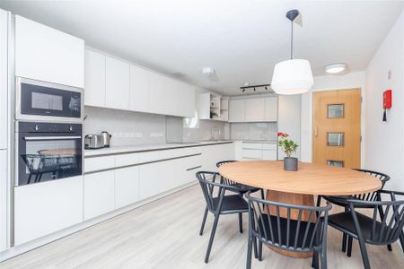 1 bedroom in a flat share to rent - Photo 5