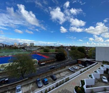 The Crescent, Gunwharf Quays, PO1 - Photo 2