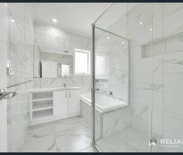 Modern 4-Bedroom Family Home in Tarneit - Photo 5