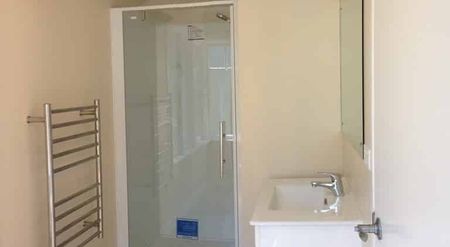 Spacious Fully Furnished Ensuite Room 3 - Photo 4