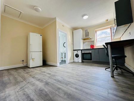 1 bedroom flat to rent - Photo 2