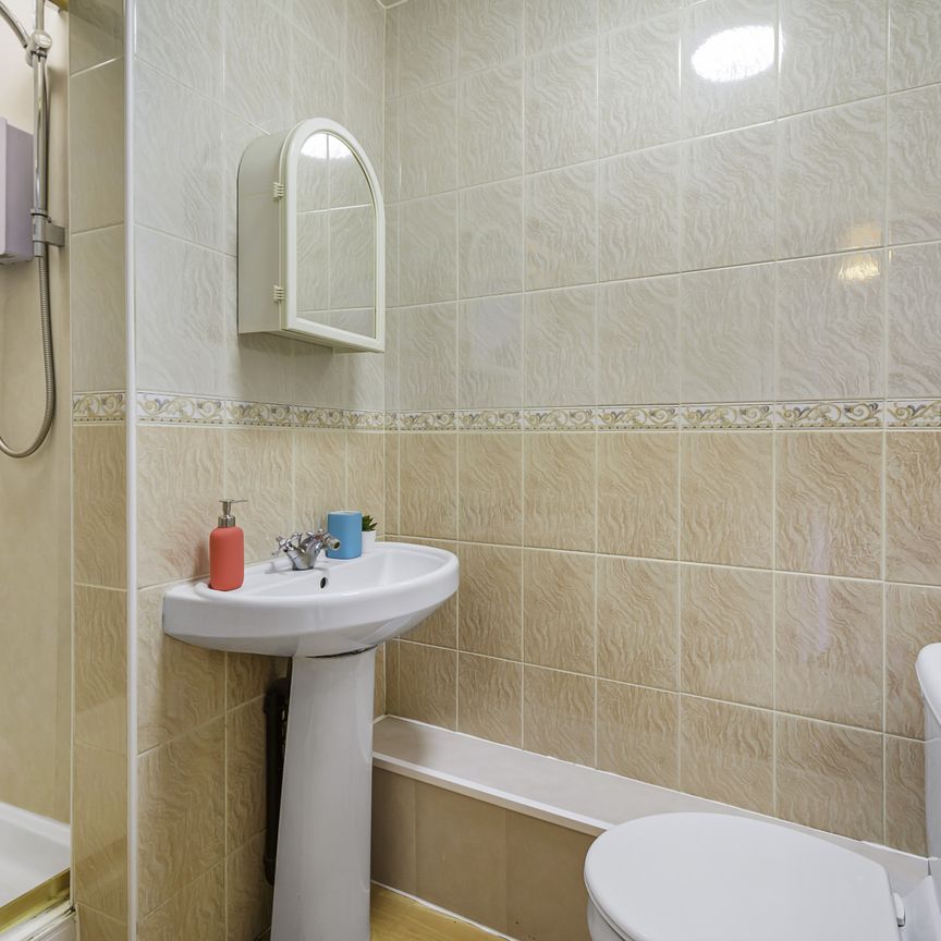 2 MOOR VIEW Leeds - LS6 1AQ - Photo 1