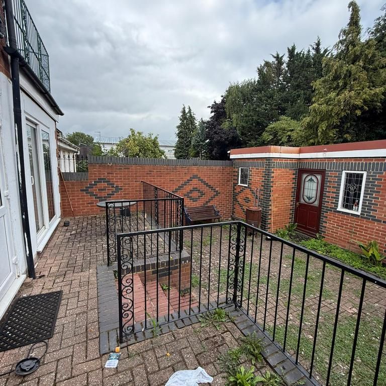 1 bedroom in a house share to rent - Photo 1