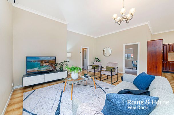 Superb 5 Bedroom Family Home | Extra Convenient Location - Photo 1