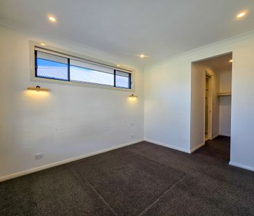 Luxury Solar Family Living in Sought-After Gledswood Hills - Photo 6