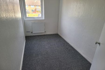 3 bedroom semi-detached house to rent - Photo 2