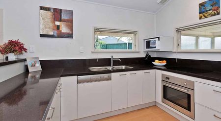 Central 2 bedroom home with lovely garden - Photo 4
