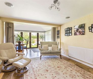 An impressive family residence in the prestigious village of Bray, ... - Photo 3