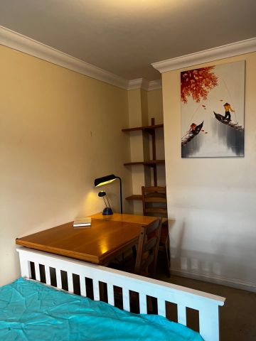 Room in a Shared Flat, Wimbledon London, SW19 - Photo 3