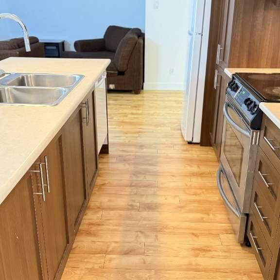 5 1/2 MEUBLÉ Air climatisé, Lave-vaisselle, micro-onde, aspirateur, stationnements déneigés NON-FUMEUR - Photo 1