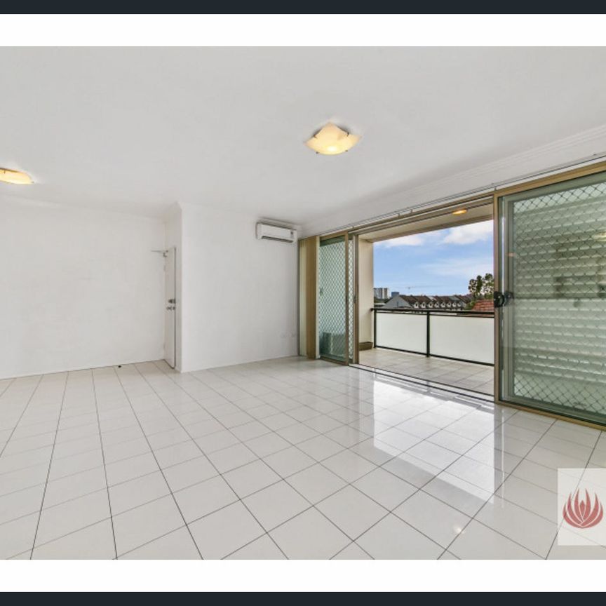 Modern Two Bedroom Apartment with Double Glazed Windows!!! - Photo 1