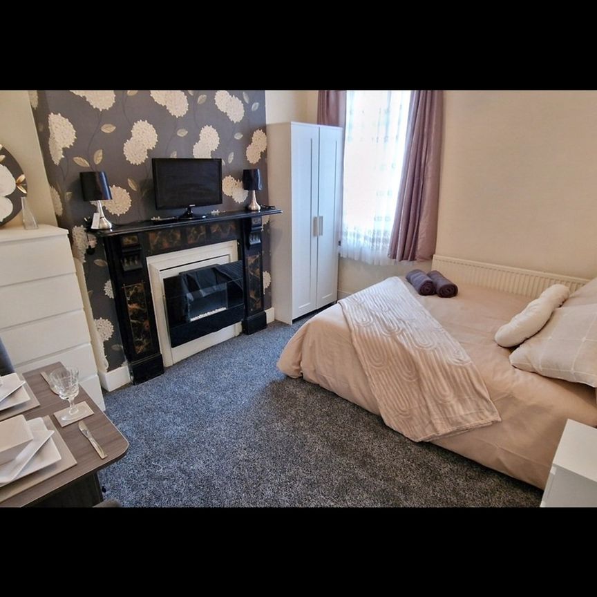 Room in a Shared House, Brook Road, CR7 - Photo 1