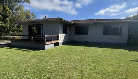 Spacious 3 Bedroom Home - Photo 2