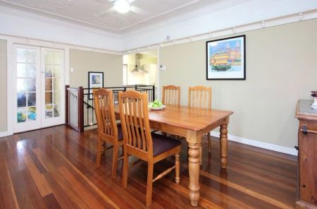 Lovely Family Home with Pool - Photo 3