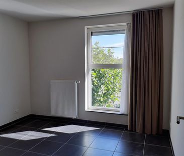 Instapklaar appartement met 2 slaapkamers, terras en autostaanplaats - Photo 2