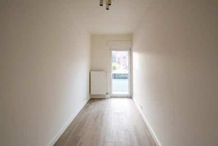 Volledig gerenoveerd appartement met 2 slk en terras - Photo 2