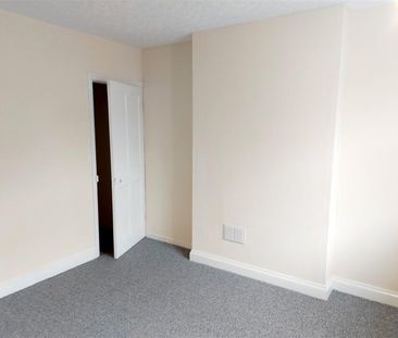 2 Bedroom House - Mid Terrace - Photo 4