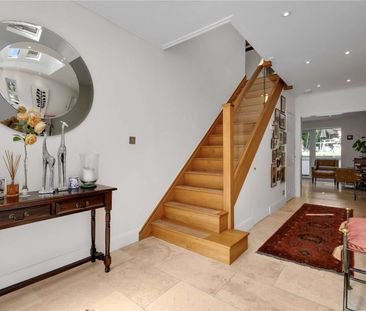 An impressive detached family home set in the heart of Sunningdale. - Photo 1