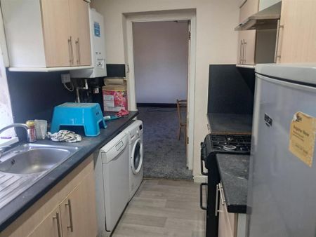 4 bedroom flat to rent - Photo 4