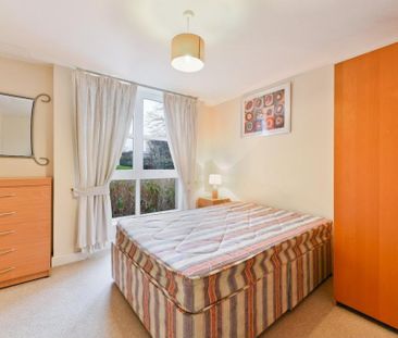 2 Bed Flat, Barrier Point Road, E16 - Photo 3